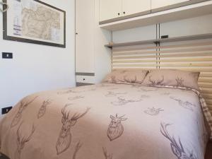 A bed or beds in a room at La CRI Bed & Breakfast