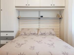 a bedroom with a bed with a wooden headboard at La CRI Bed & Breakfast in Giustino