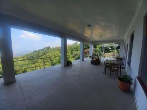 Vista generica sulle montagne o vista sulle montagne dall'interno dell'affittacamere