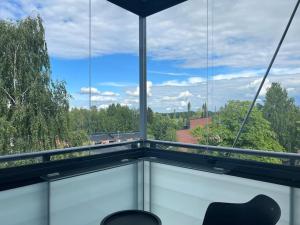 Zimmer mit Blick auf ein großes Fenster in der Unterkunft Studiohuoneisto Liisankatu in Lappeenranta