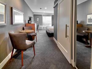 Sandman Signature Plano-Frisco Hotel的休息区