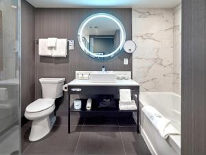 Sandman Signature Plano-Frisco Hotel的一间浴室