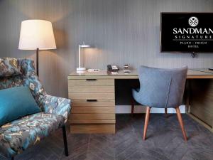 Sandman Signature Plano-Frisco Hotel的休息区