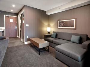 Sandman Signature Plano-Frisco Hotel的休息区