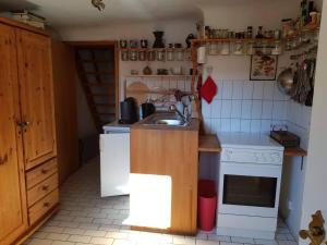una piccola cucina con lavandino e piano cottura di Haus herhönspatziert a Willmars