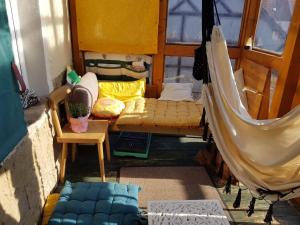 a room with a couch and a hammock in it at Haus herhönspatziert in Willmars