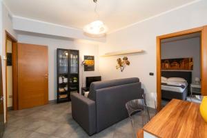 Zona d'estar a Miglietti Apt a few steps from Piazza Statuto!