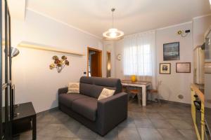 Zona d'estar a Miglietti Apt a few steps from Piazza Statuto!