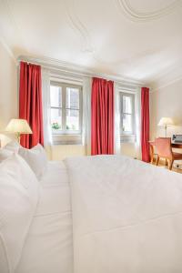 Tempat tidur dalam kamar di Bohemian Hotel