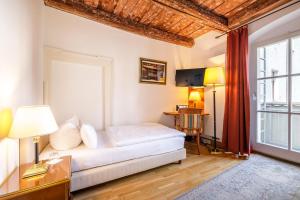 Tempat tidur dalam kamar di Bohemian Hotel