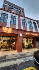 un bâtiment dans une rue avec un magasin dans l'établissement Yu Hotel Chinatown, à Kuala Lumpur