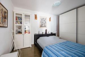 ein Schlafzimmer mit einem Bett und einem Bücherregal in der Unterkunft Pace e Salute in Barbariga