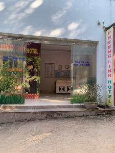 una tienda frente a una tienda con ventana en Phuong Linh Hotel, en Bảo Lạc