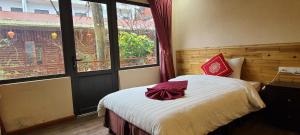 Postel nebo postele na pokoji v ubytování Dang Khoa Garden Inn Homestay