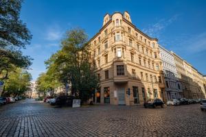 ein großes Steingebäude in einer Kopfsteinpflasterstraße in der Unterkunft Große Altstadtwohnung im Zentrum, mit Balkon, TOP Lage, 4 Schlafplätzen in Magdeburg