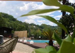 uma piscina com duas cadeiras e uma mesa em Alloggio Rurale em Terni