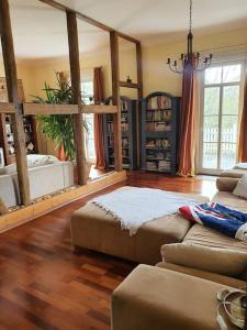 uma sala de estar com dois repousa-pés e um sofá em Stilvolles großes Ferienhaus mit Garten em Mittelhof