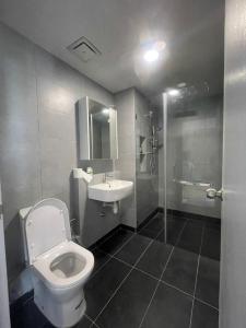 uma casa de banho com um WC, um lavatório e um chuveiro em Jesselton Quay homestay with Free 1 parking by StayPlace em Kota Kinabalu