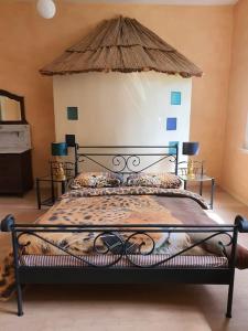 A bed or beds in a room at Stilvolles großes Ferienhaus mit Garten