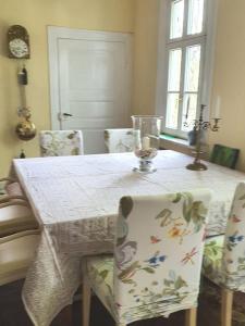 Posezení v ubytování Ferienhaus Dreamholiday - Stilvolles großes Ferienhaus mit Garten