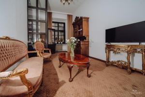 Televízia a/alebo spoločenská miestnosť v ubytovaní Apartamenty Lokalna