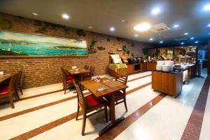 un restaurant avec des tables en bois et un mur en briques dans l'établissement Aprilis Hotel - Special Category, à Istanbul