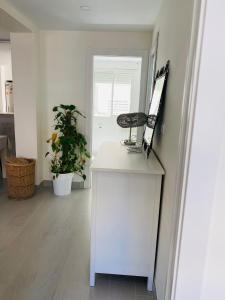 Habitación con encimera con espejo y silla en Apartamento Cuidad Ciencias, en Valencia 7 fotos más