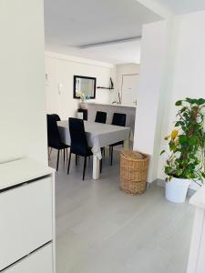a kitchen and dining room with a table and chairs at Apartamento Cuidad Ciencias in Valencia