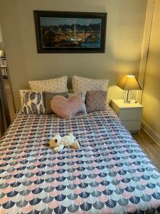 a bedroom with a bed with two stuffed animals on it at Appartement de caractère hyper centre in Ploërmel