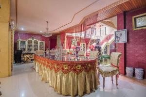 a large room with a table with gold sequins at RedDoorz Syariah at Jalan Ahmad Yani Jambi in Jambi