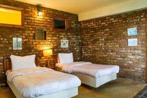 Gali's End By Roomy, Kalabagh Nathiagali客房内的一张或多张床位