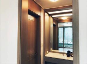 uma casa de banho com um lavatório e um espelho em Tranquilo paradise em Seul