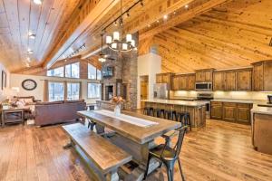 Pinetop Retreat في Indian Pine: مطبخ كبير بسقف خشبي وطاولة
