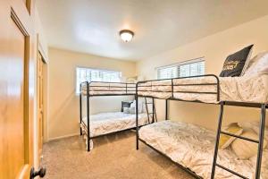 Pinetop Retreat في Indian Pine: غرفة نوم بسريرين بطابقين في غرفة
