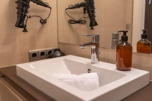 umywalkę w łazience z dozownikiem mydła w obiekcie Levestate Apartments Klährgasse Vol 2 w Wiedniu