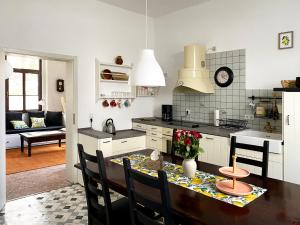 a kitchen with a table with chairs and a dining room at Zitronenhaus in Bad Frankenhausen
