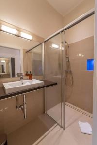 a bathroom with a glass shower and a sink at Levestate Apartments Klährgasse Vol 2 in Vienna