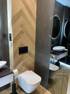 A bathroom at Ogrody Pieniawskie Apartamenty 37