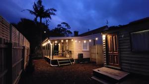 ein kleines Haus mit Lichtern in der Nacht in der Unterkunft 'Pickett's Cottage' - Circa 1868 - Oldest in Knox! in Boronia