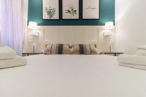 A bed or beds in a room at XPCE D CARLOS GARDENS Apartment