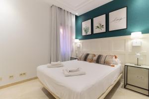 A bed or beds in a room at XPCE D CARLOS GARDENS Apartment