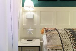 A bed or beds in a room at XPCE D CARLOS GARDENS Apartment