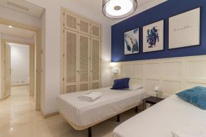 A bed or beds in a room at XPCE D CARLOS GARDENS Apartment