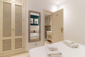 A bed or beds in a room at XPCE D CARLOS GARDENS Apartment