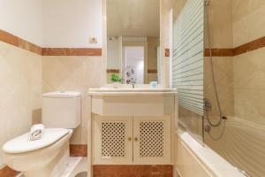 A bathroom at XPCE D CARLOS GARDENS Apartment
