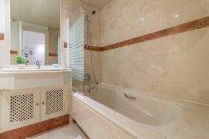 A bathroom at XPCE D CARLOS GARDENS Apartment
