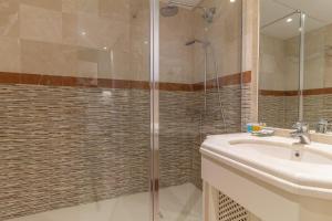 A bathroom at XPCE D CARLOS GARDENS Apartment
