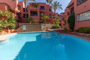 The swimming pool at or close to XPCE D CARLOS GARDENS Apartment