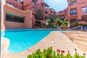 בריכת השחייה שנמצאת ב-XPCE D CARLOS GARDENS Apartment או באזור