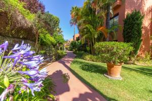 A garden outside XPCE D CARLOS GARDENS Apartment
